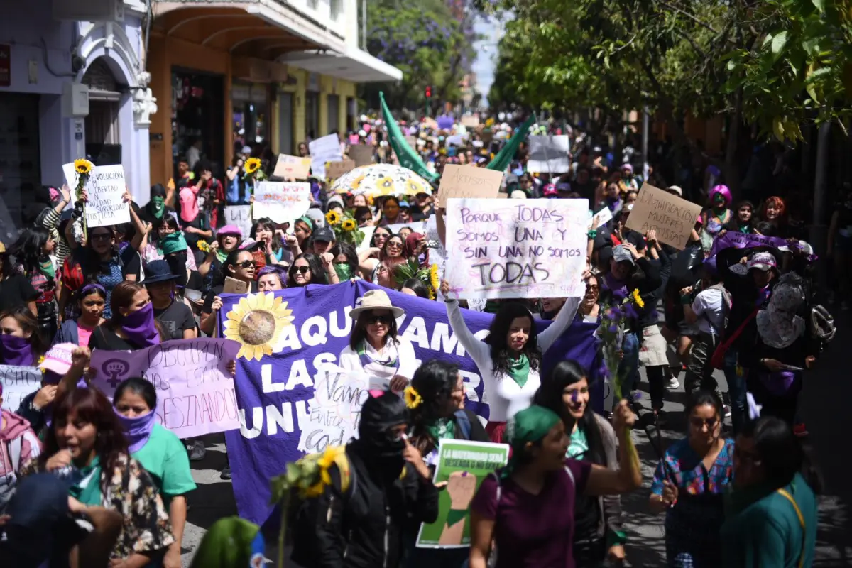 La 6a. avenida de la zona 1 es parte del recorrido tradicional de la marcha por el 8M., Archivo.