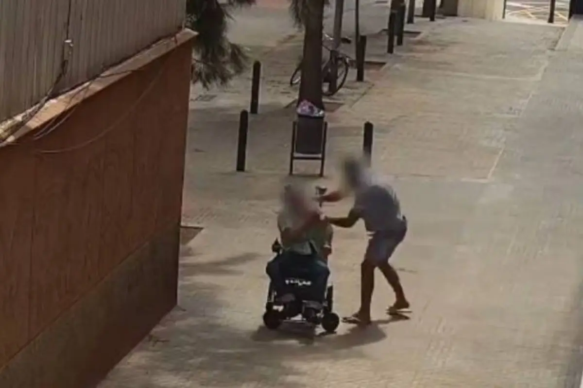 sujeto-asalta-a-abuelito-en-silla-de-ruedas.webp, 