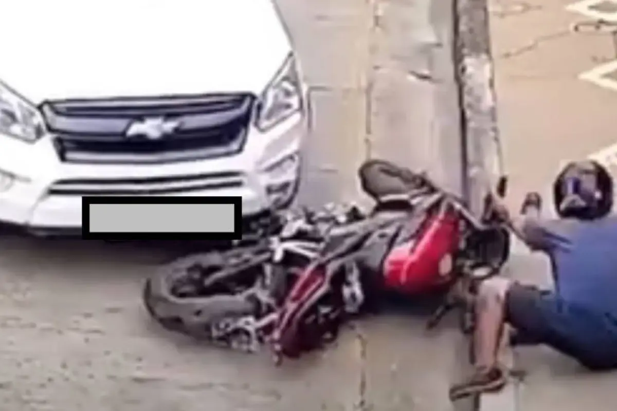 automovilista-atropella-a-motorista-asalto-mujer.webp, 