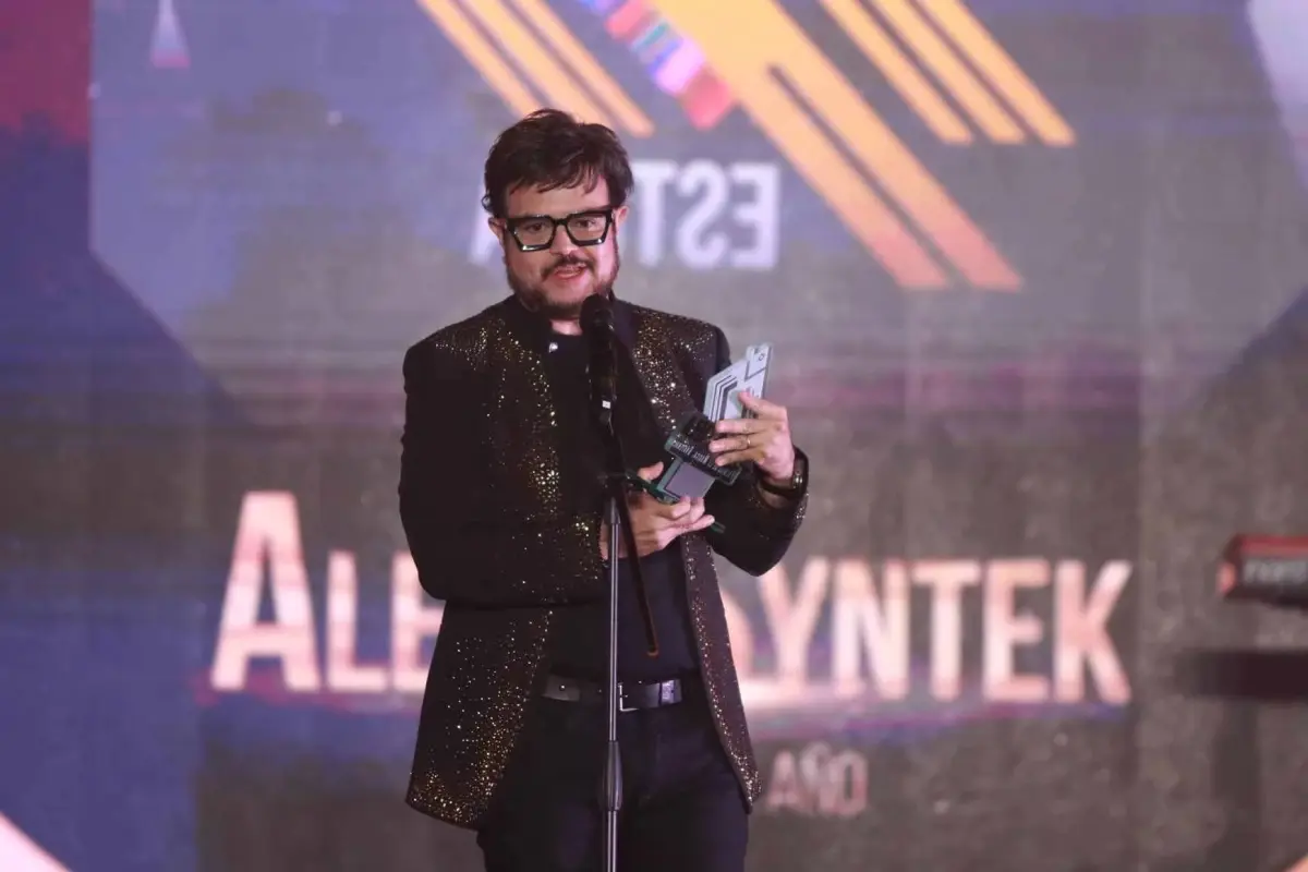 Premios-Estela-Aleks-Syntek.webp, 