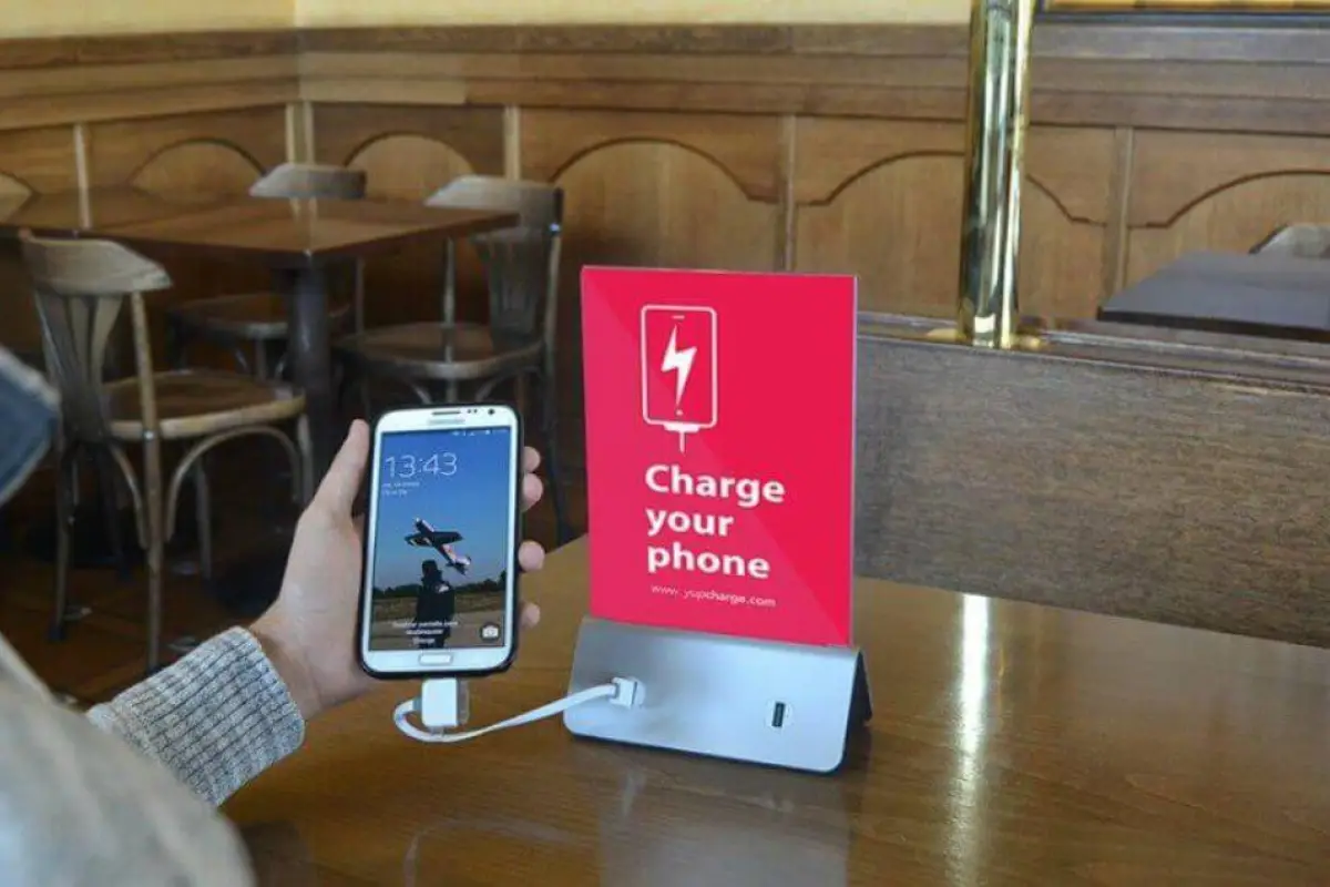 le-cobran-por-cargar-su-celular-en-restaurante.webp, 
