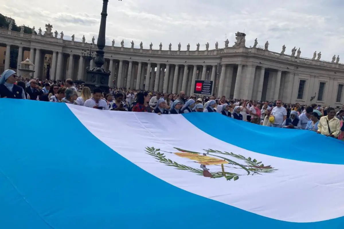 bandera-gigante-de-guatemala-en-roma.webp, 