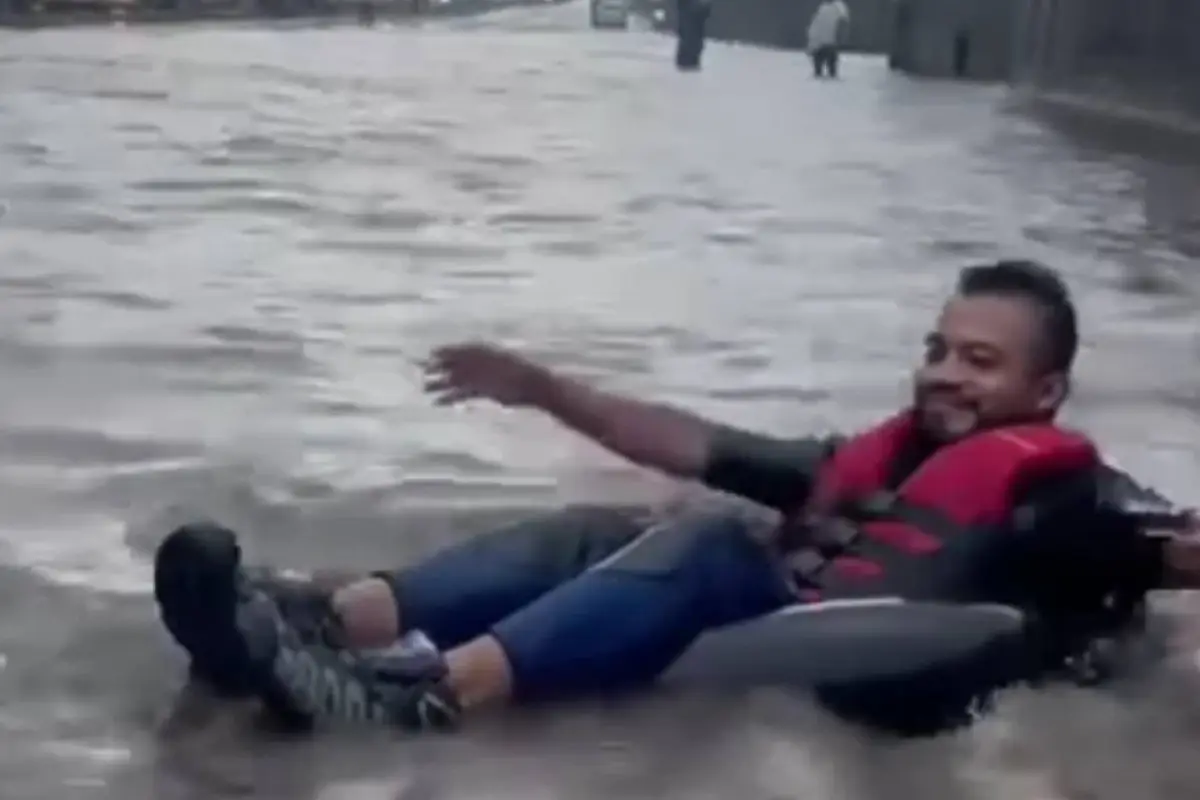 hombre-con-salvavidas-recorre-inundacion-ruta-al-pacifico.webp, 
