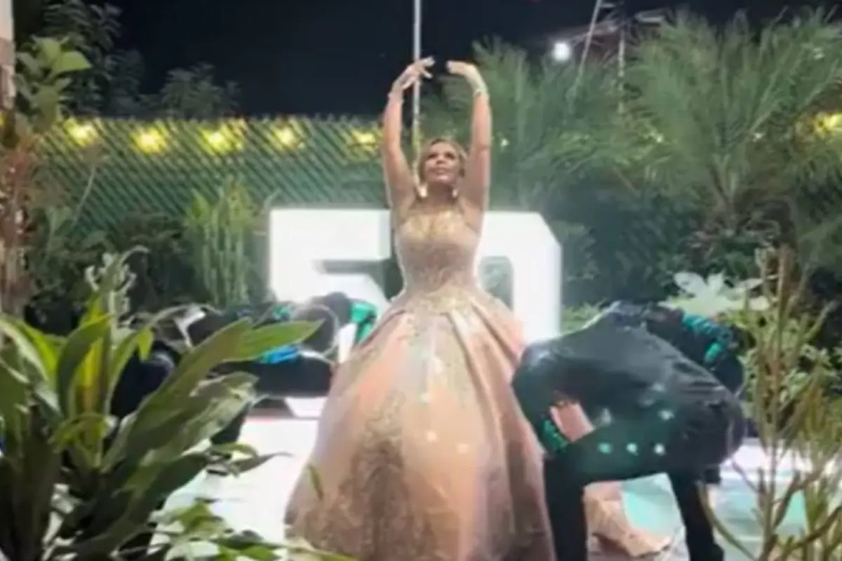 mujer-celebra-sus-50-anos-con-vestido-de-quinceanera.webp, 