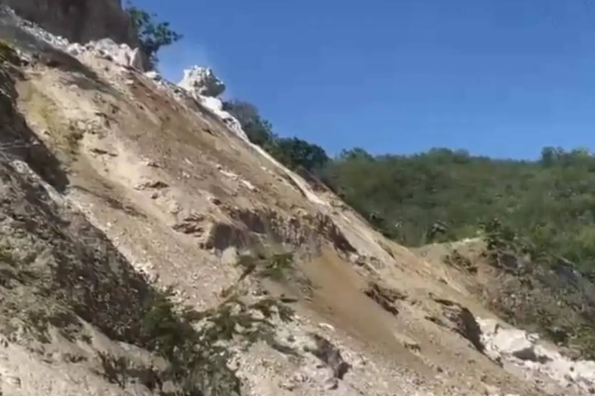 video-derrumbe-bloqueo-la-ruta-al-atlantico.webp, 