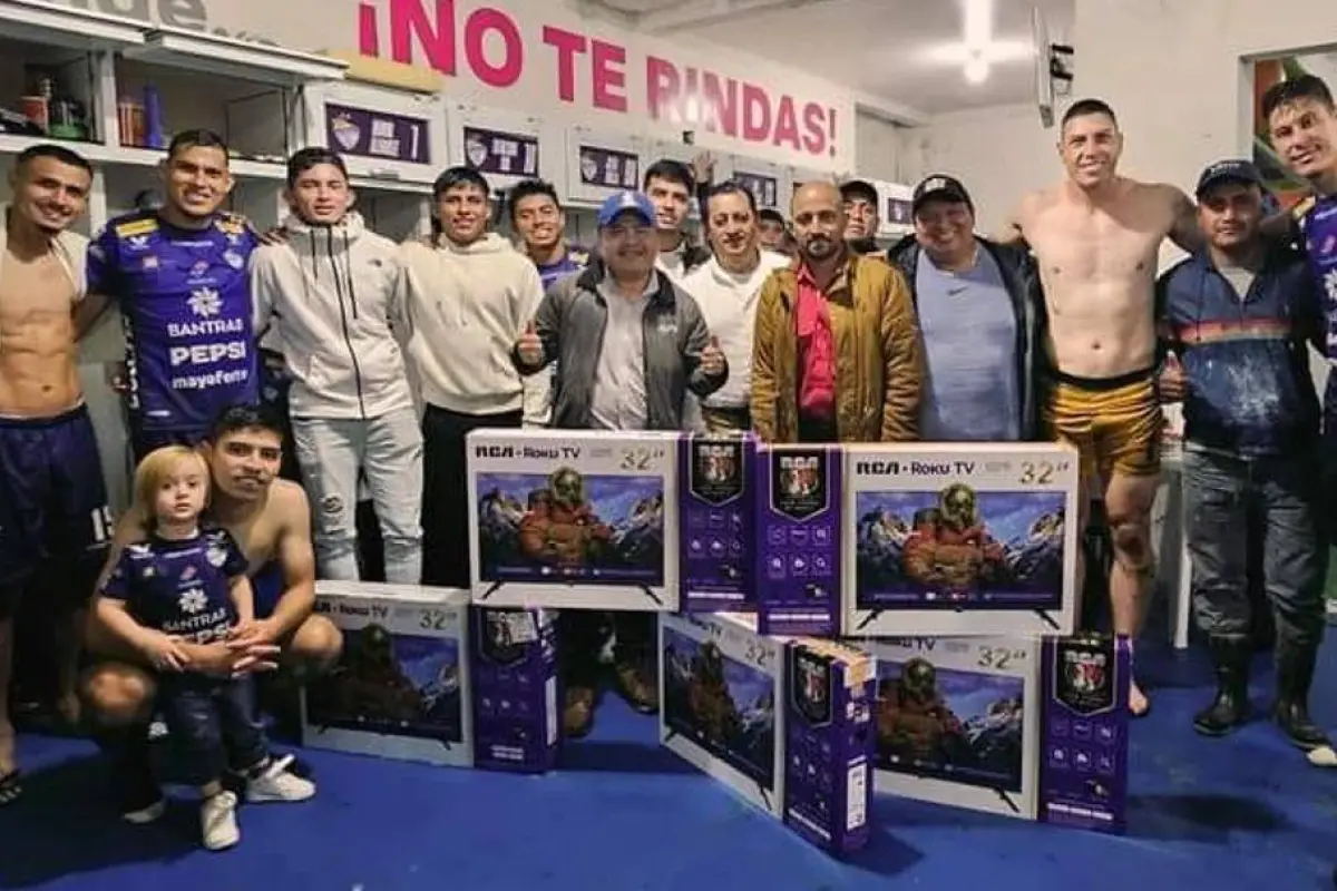 alcalde-entrega-regalos-a-jugadores-de-coban-imperial-noviembre-2024.webp, 