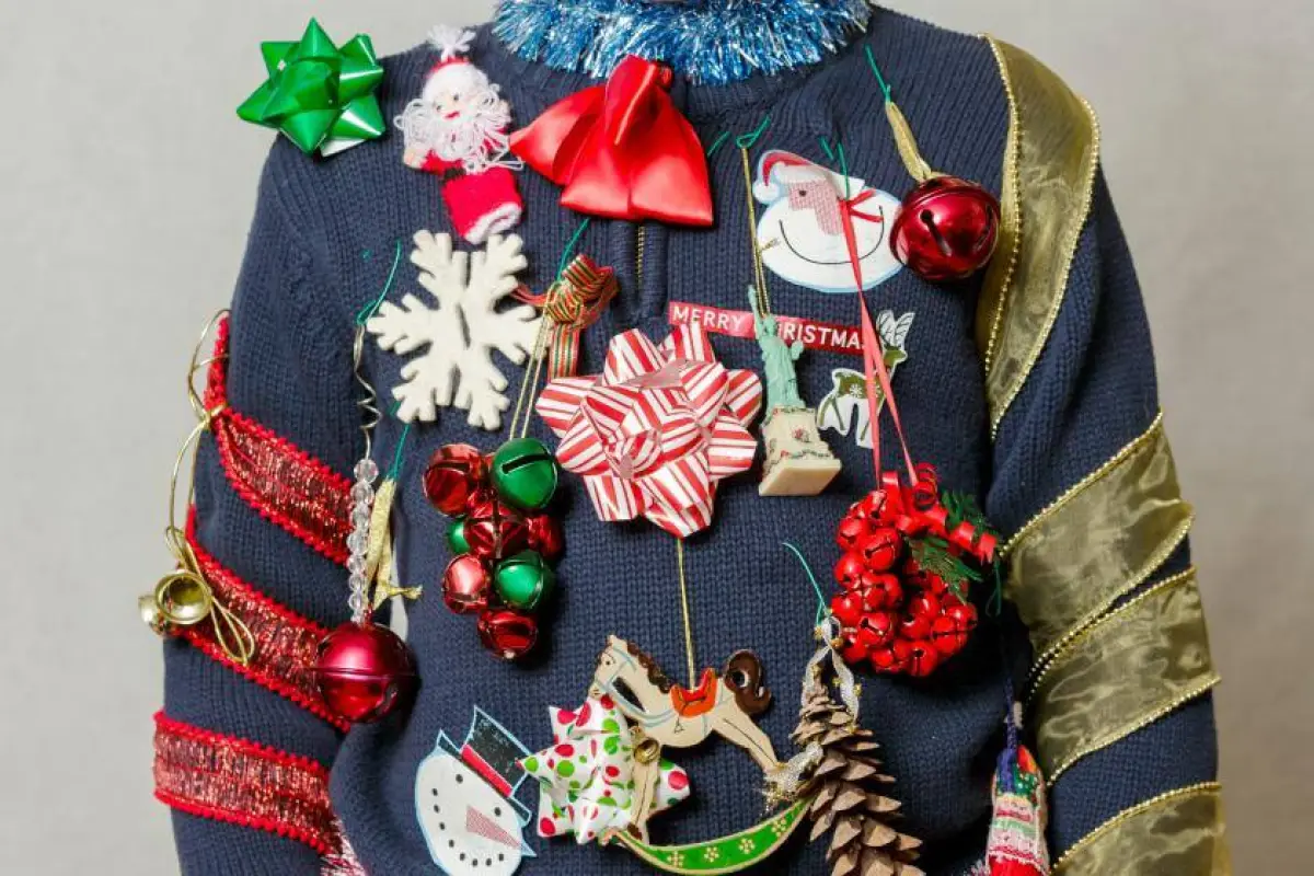 tradicion-de-utilizar-sueteres-navidenos-extravagantes-1.webp, 