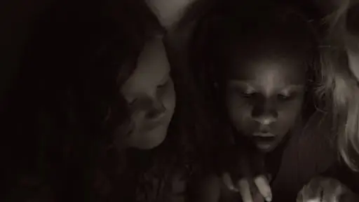 ninos-graban-aterradora-criatura-durante-pijamada-1.webp ,