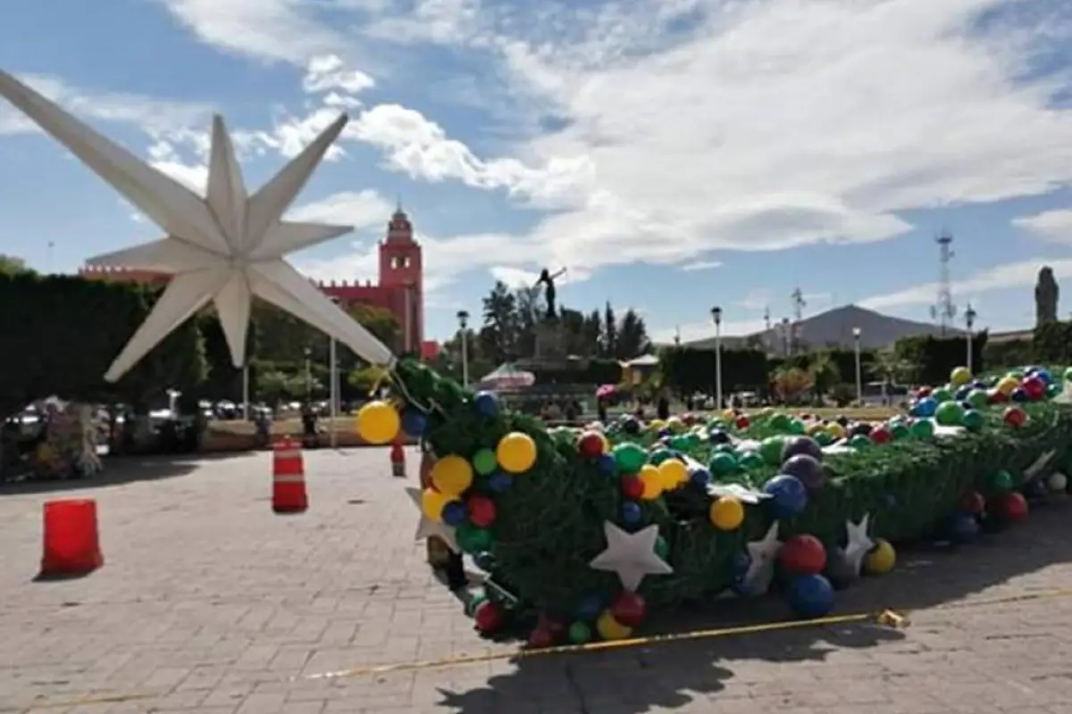 enorme-arbol-navideno-se-desploma.webp, 