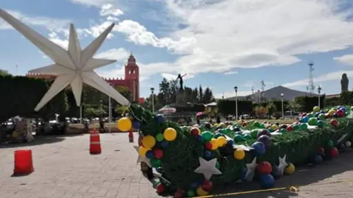 enorme-arbol-navideno-se-desploma.webp ,