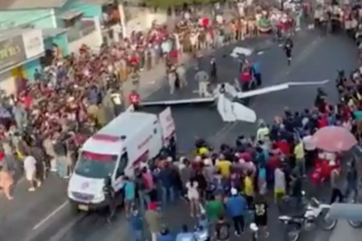 avioneta-cae-y-se-estrella-contra-un-vehiculo.webp, 
