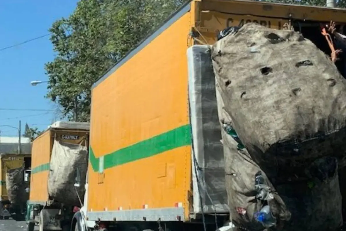 momento-en-que-camion-de-basura-explota.webp, 