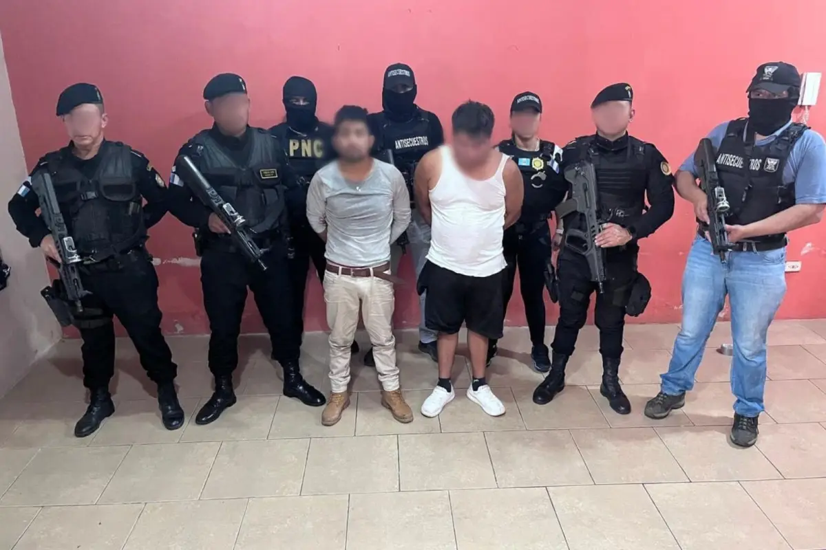 La PNC compartió la foto de los dos hombres capturados en el operativo de liberación., PNC de Guatemala.