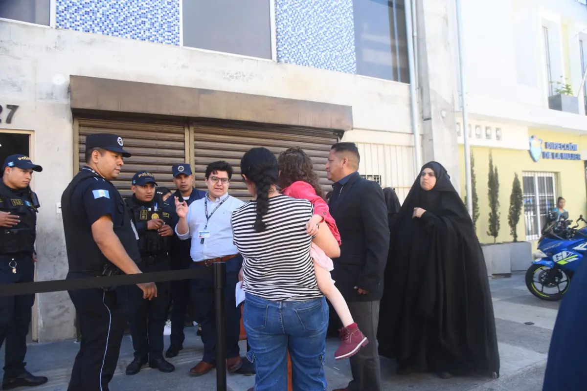 Uno de los menores de Lev Tahor es ingresado al juzgado donde se llevan a cabo las audiencias para definir su futuro., Omar Solís/Emisoras Unidas