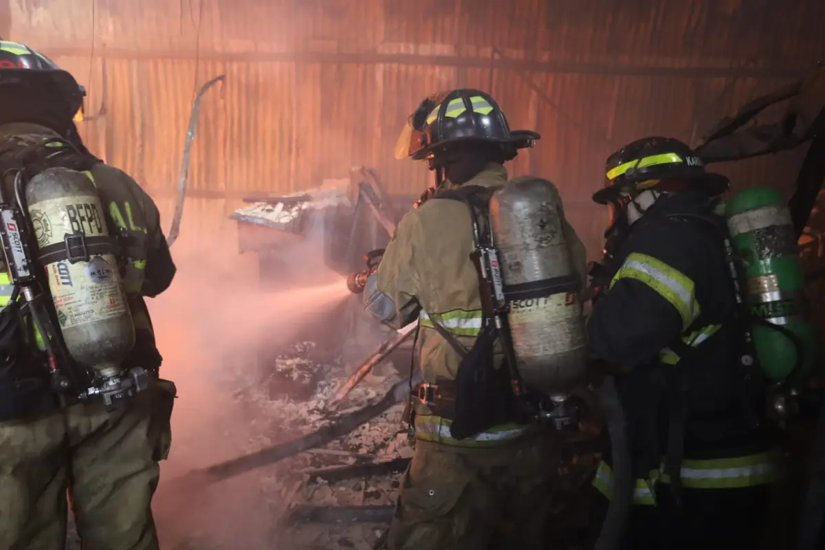 Los bomberos se arriesgaron al subir a los techos para agilizar la liquidación de fuego., Bomberos Voluntarios.