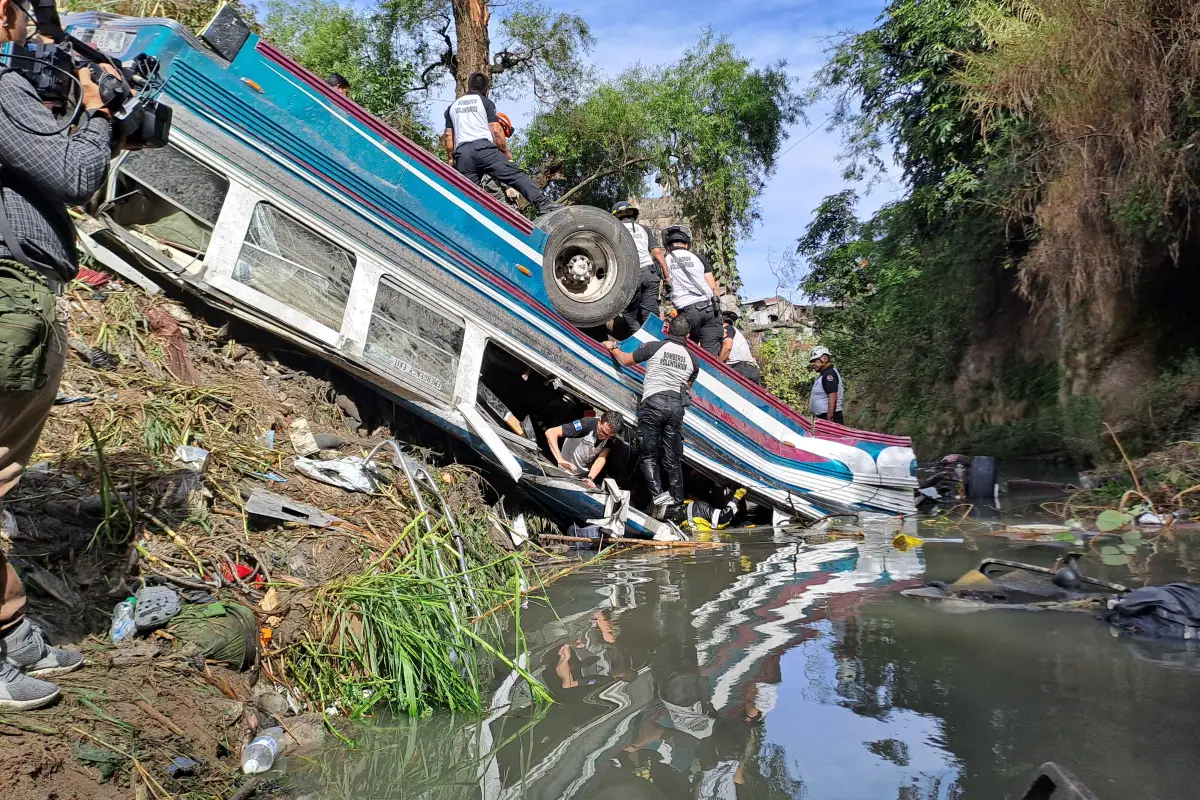 Bomberos trabajan para rescatar el último cuerpo del bus accidentado. Podría tratarse del piloto., Omar Solís/Emisoras Unidas