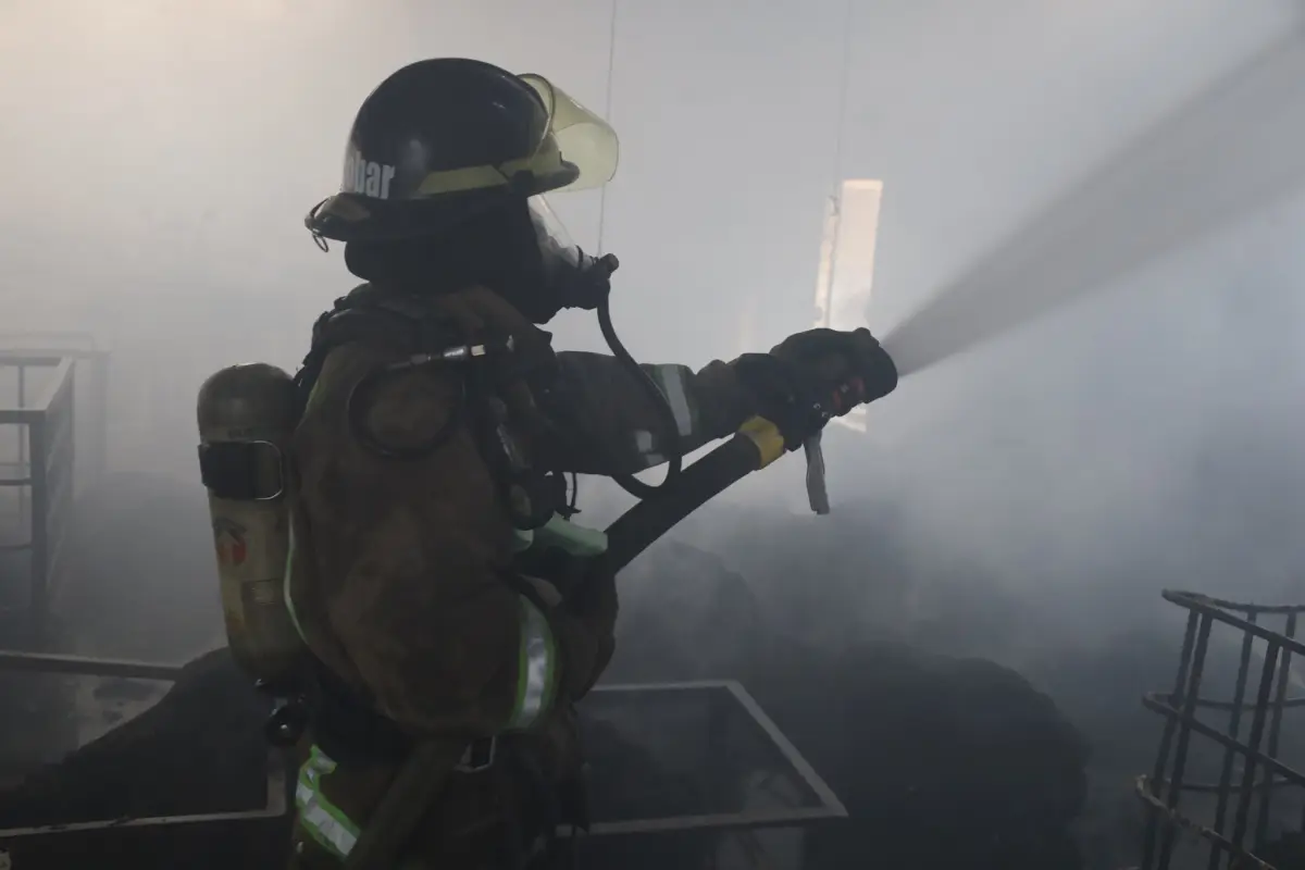 Luego de 3 horas, los bomberos realizaron labores de movilización de escombros y enfriamiento., Bomberos Voluntarios.