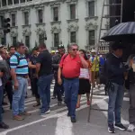 El líder del sindicato magisterial, Joviel Acevedo, se presentó al área donde se mantiene la manifestación en zona 1. ,Omar Solís/Emisoras Unidas