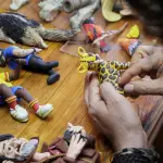 Fotografía del 5 de agosto de 2025 del artista plástico colombiano Edgar Álvarez realizando una figura en plastilina en Bogotá (Colombia) , EFE/ Carlos Ortega