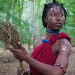 Maura Taylor mujer en tribu africana ,Captura de pantalla
