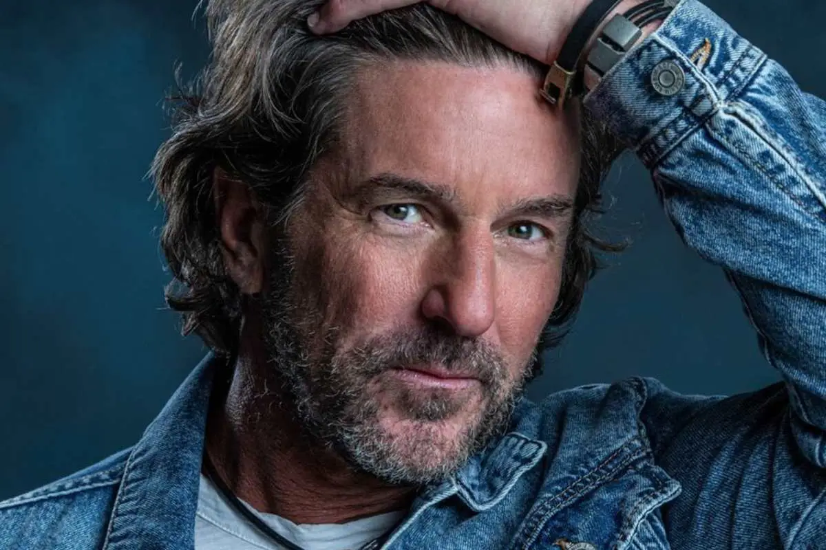 Brett James, Redes sociales