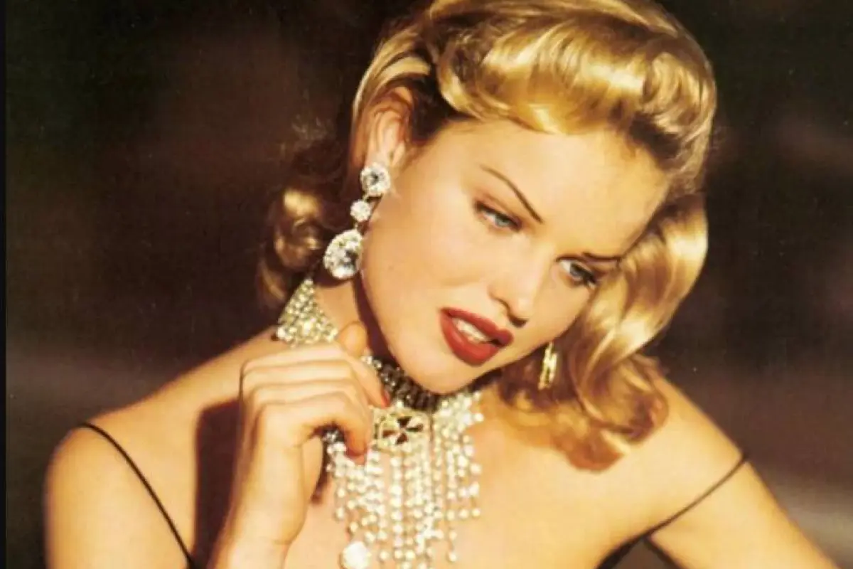 Eva Herzigova, Instagram