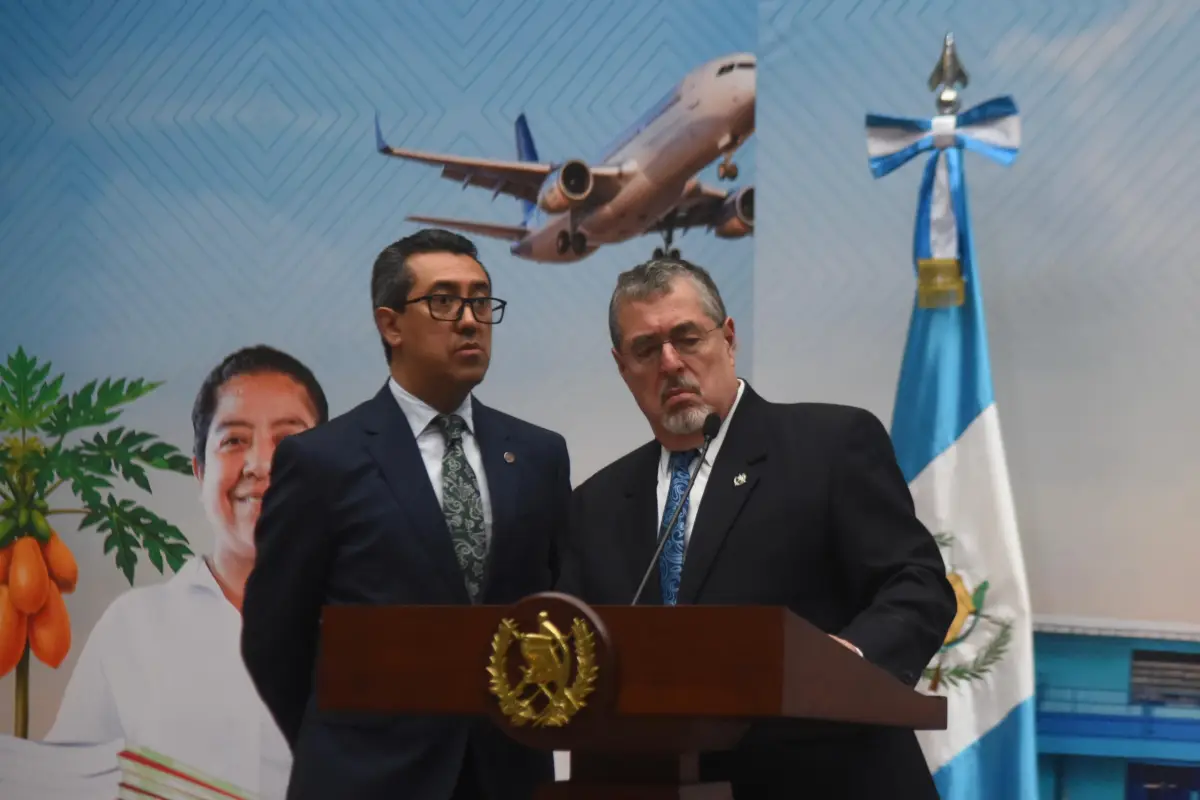 El presidente Bernardo Arévalo y el ministro de Finanzas, Jonathan Menkos, durante la conferencia &quot;La Ronda&quot;, en el Palacio Nacional, el 26 de noviembre de 2025., Omar Solís/Emisoras Unidas