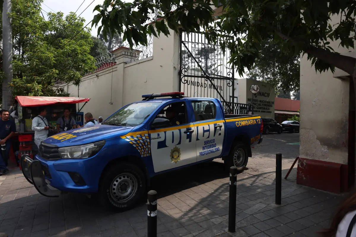 Fotografía de archivo, tomada el pasado 15 de abril, de una patrulla de la Policía de Guatemala, a la salida de las instalaciones del Instituto Nacional de Ciencias Forenses (INACIF), en la capital gutaemalteca,  EFE