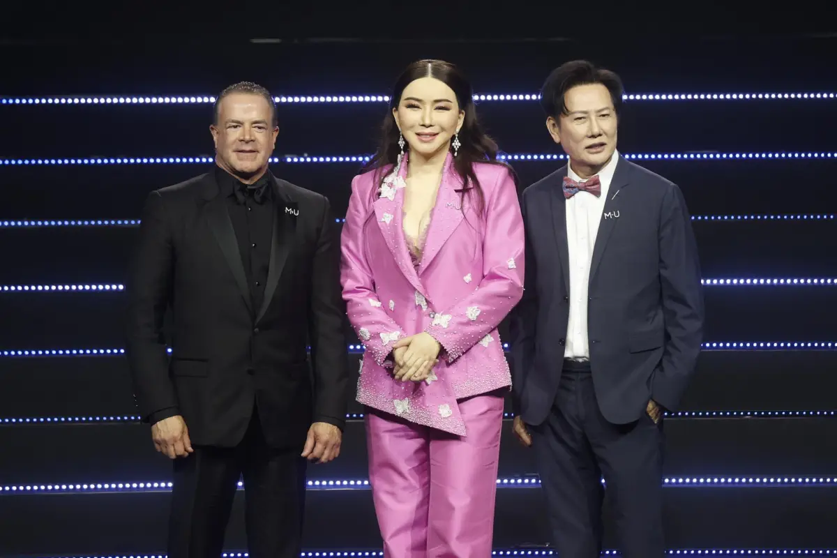 Fotografía de archivo, tomada el 13/03/2025, que muestra de izquierda a derecha al presidente de Miss Universo, Raúl Rocha, la entonces directora ejecutiva del concurso, Anne Jakrajutatip, y el director de la franquicia en Tailandia, Nawat Itsaragrisil,,  EFE/EPA/NARONG SANGNAK

