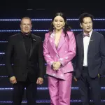 Fotografía de archivo, tomada el 13/03/2025, que muestra de izquierda a derecha al presidente de Miss Universo, Raúl Rocha, la entonces directora ejecutiva del concurso, Anne Jakrajutatip, y el director de la franquicia en Tailandia, Nawat Itsaragrisil, , EFE/EPA/NARONG SANGNAK