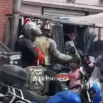 Motorista y acompañante sorprenden con gesto solidario. ,Captura de pantalla video Facebook.