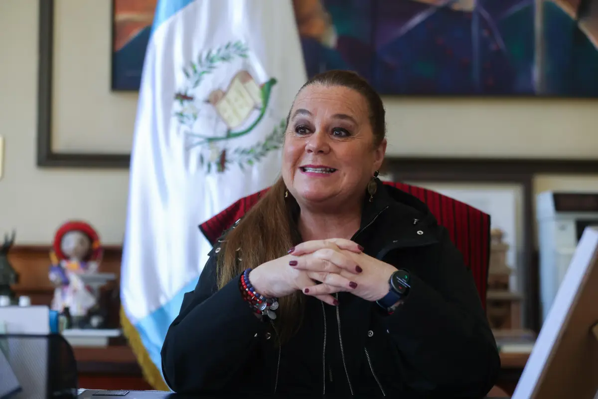 Fotografía que muestra a la ministra de Educación de Guatemala, Anabella Giracca, hablando en una entrevista con EFE en Ciudad de Guatemala (Guatemala),  EFE/ Mariano Macz

