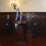 El presidente Bernardo Arévalo junto con los ministros de Defensa, Henry Sáenz; y de Gobernación, Marco Villeda, en una conferencia el martes 27 de enero de 2026. ,Omar Solís/Emisoras Unidas