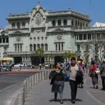 Personas caminan frente al Palacio Nacional de la Cultura de Guatemala este lunes, en Ciudad de Guatemala (Guatemala) , EFE/ Mariano Macz
