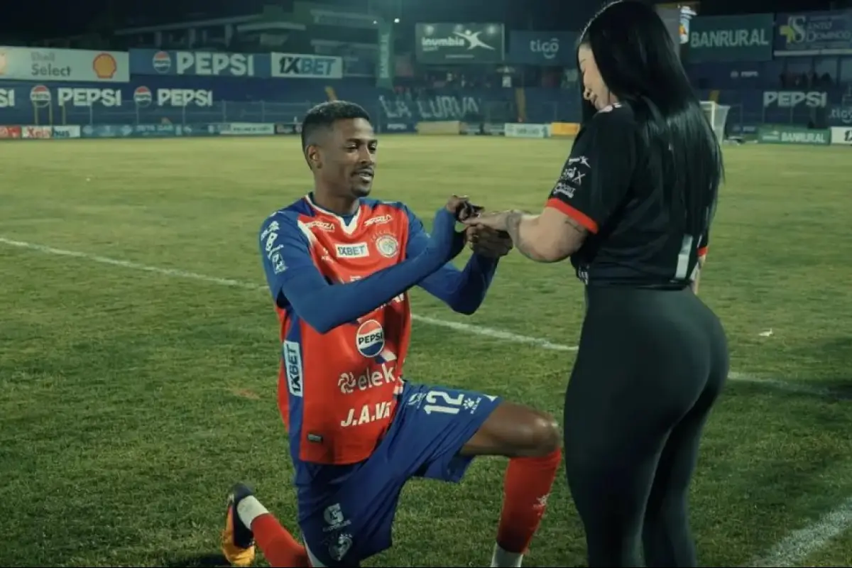 Derrikson Quirós en el momento de proponerle matrimonio a su pareja el pasado domingo en el estadio Mario Camposeco de Quetzaltenango. 