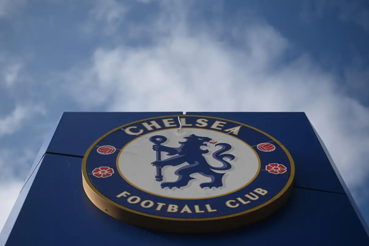 Escudo del Chelsea en la fachada de su estadio - EFE