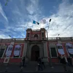 En la fachada de la sede del TSE fueron instaladas las mantas con mensajes de agradecimiento a los magistrados salientes. ,Omar Solís/Emisoras Unidas