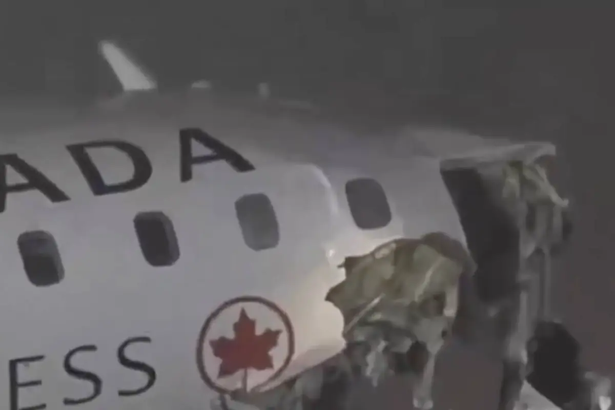 Así se vivió el choque entre avión y camión de bomberos., Captura de pantalla video de X.