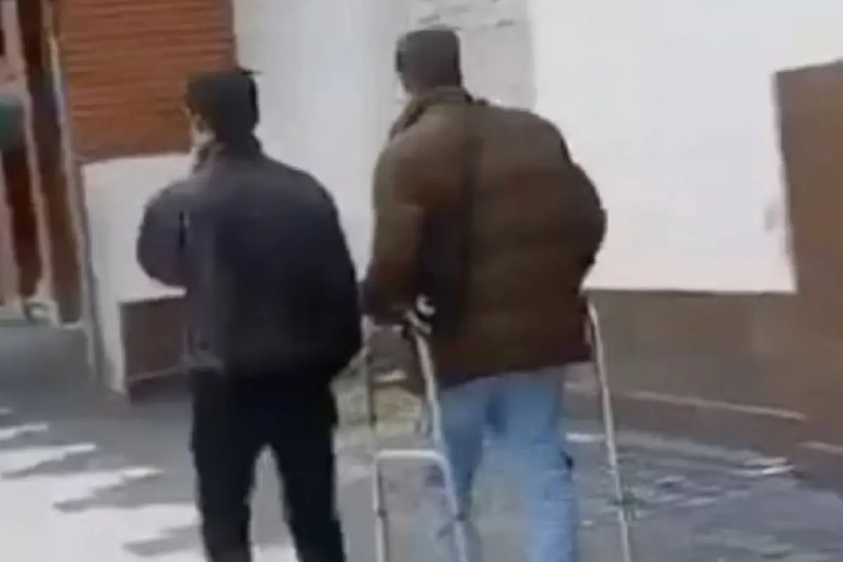 Acusan a hombre de fingir discapacidad para entrar a un banco., Captura de pantalla video de X.