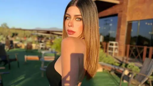 Carolina Flores ,Instagram
