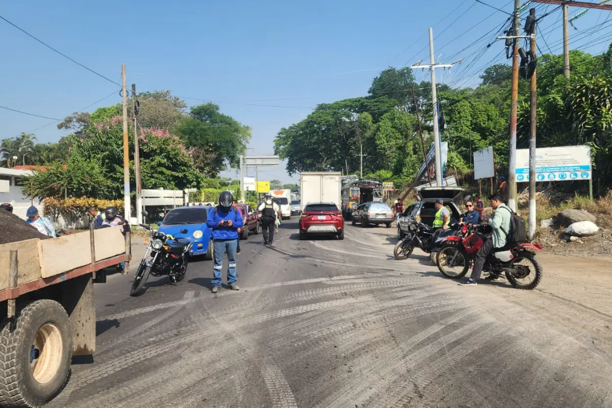 Congestionamiento generado por bloqueos de veteranos militares en Retalhuleu., Emisoras Unidas Departamentales