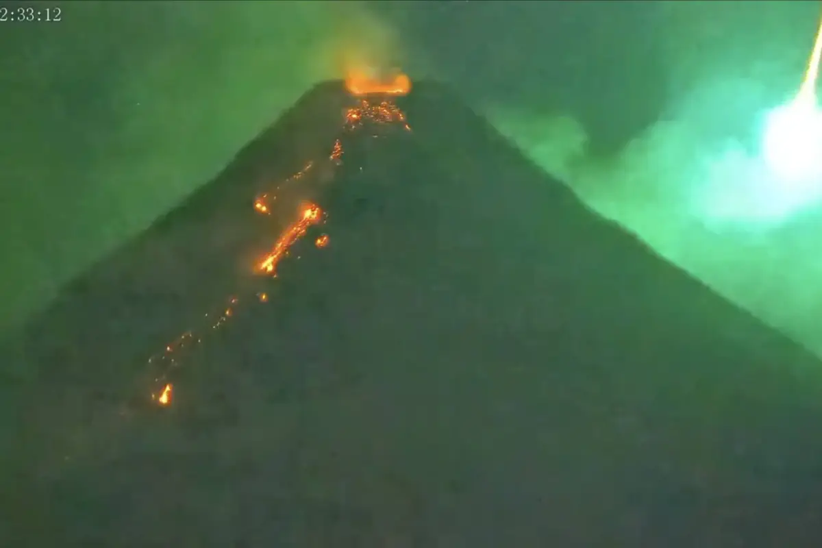 Meteorito verde cruza el cielo cerca del volcán Mayon., Captura de pantalla video de X.