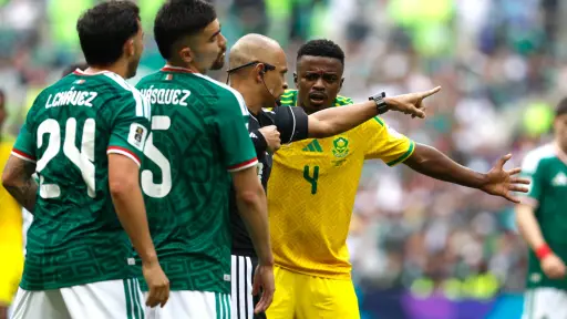 Tres expulsiones en el México vs Sudáfrica. ,EFE.