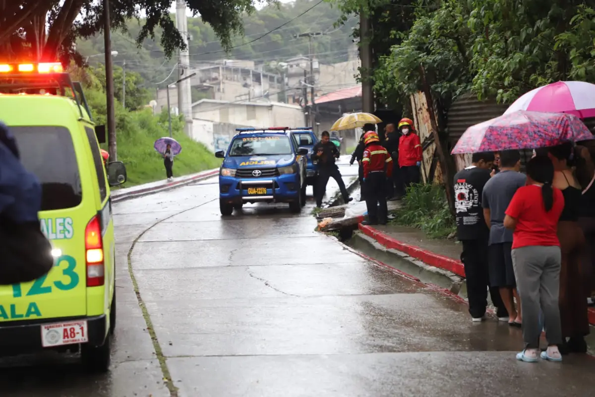 Un menor murió arrastrado por una correntada en zona 18., Foto Bomberos Municipales
