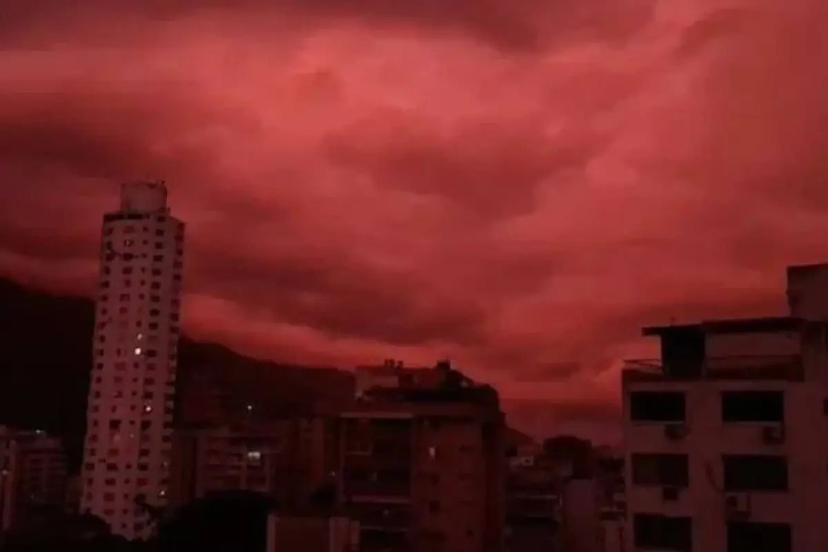 Cielo rojo en Venezuela, X de @RobertLobo_