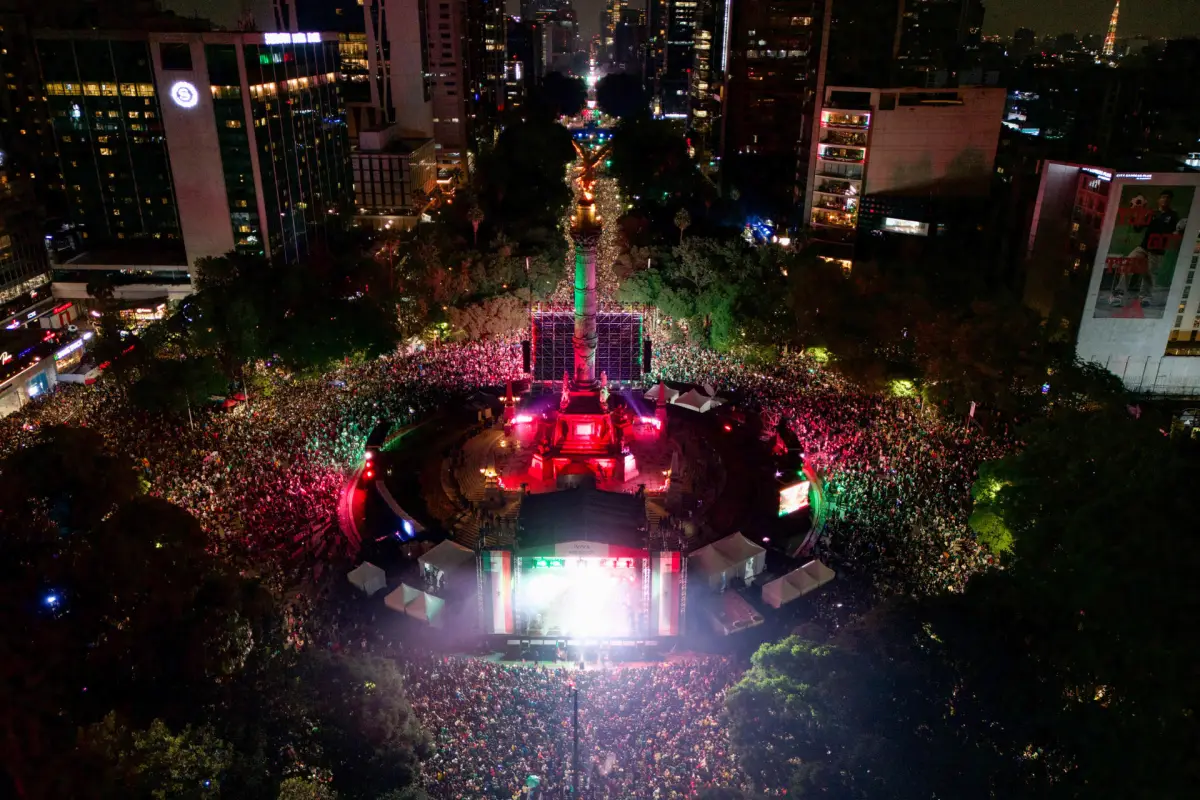Fotografía aérea que muestra aficionados de México celebrando el triunfo ante Ecuador en el Ángel de la Independencia, EFE