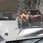 Video capta pelea entre piloto de tráiler y motorista que paralizó el tránsito en el Anillo Periférico. ,Captura de pantalla video de X.