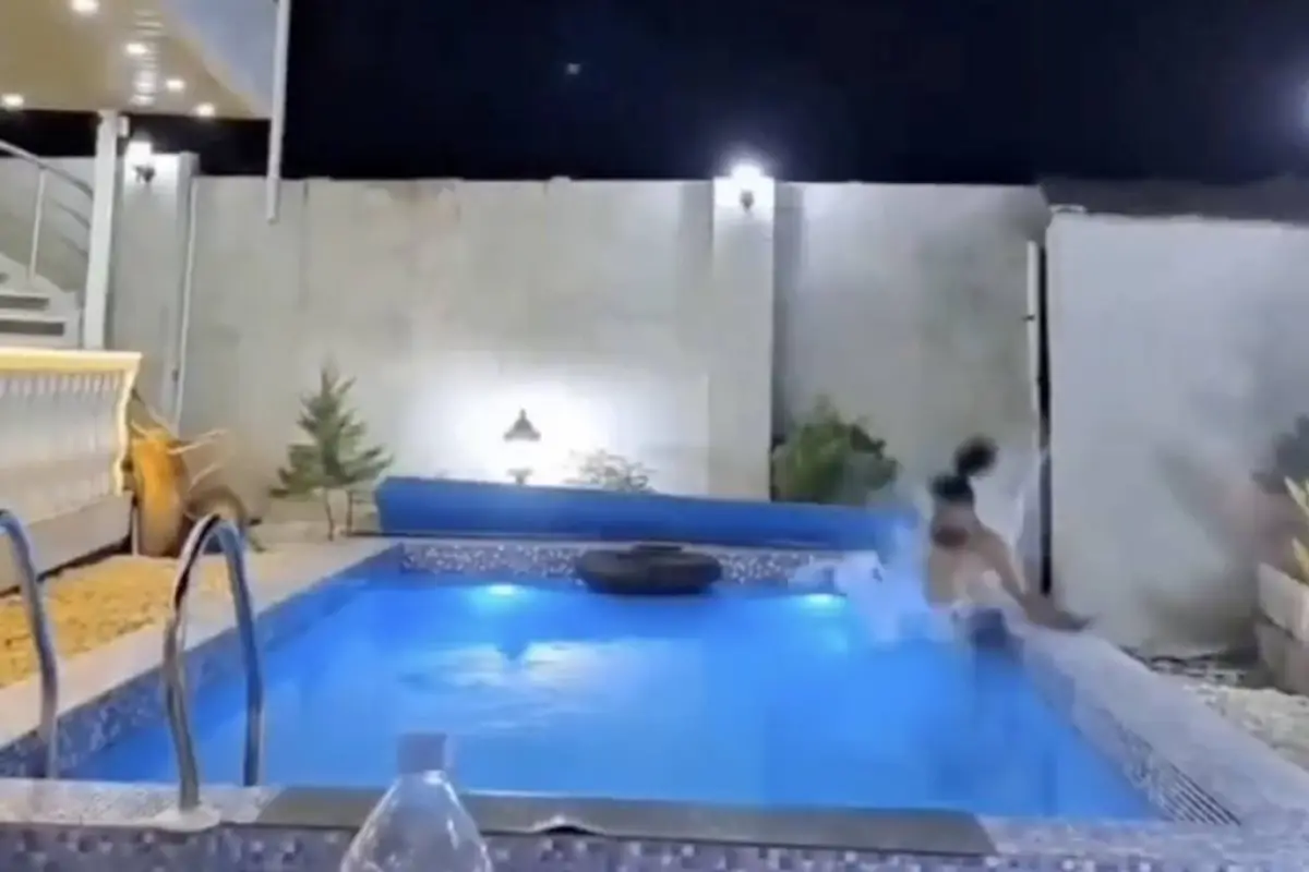 Joven arriesga su vida por un video y sufre brutal accidente en una piscina., Captura de pantalla video de X.
