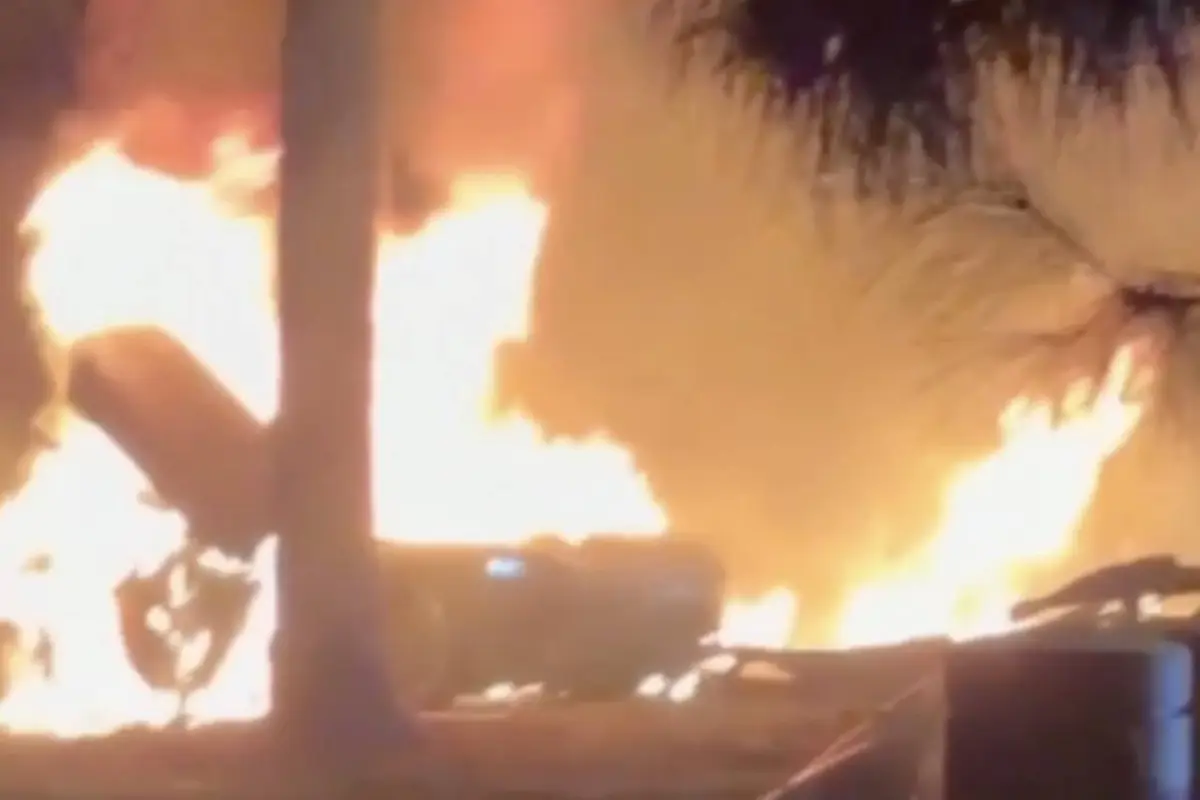 El aparatoso accidente se produjo durante la madrugada del 13 de septiembre en Irvine, California, Estados Unidos., Captura de pantalla video de X.