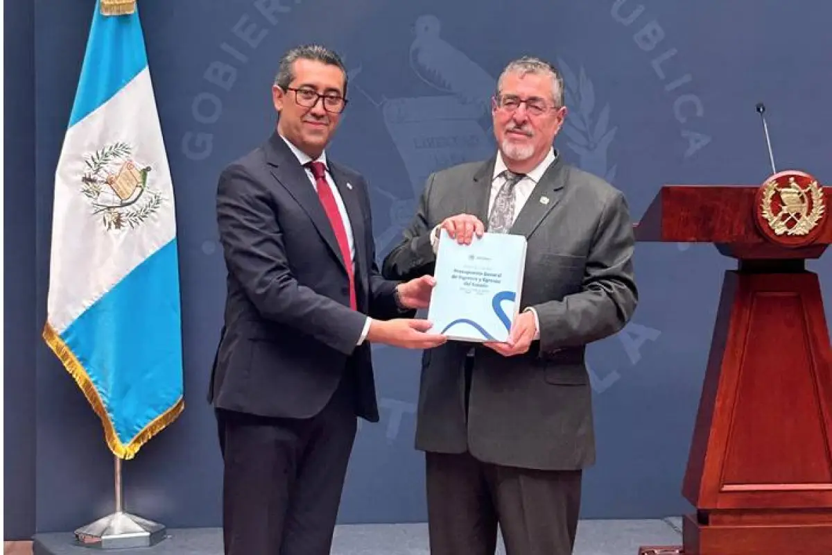 El ministro de Finanzas, Jonathan Menkos; y el presidente Bernardo Arévalo presentan el proyecto de Presupuesto 2027 durante la conferencia "La Ronda", en el Palacio Nacional, el miércoles 2 de septiembre de 2026., Omar Solís/Emisoras Unidas
